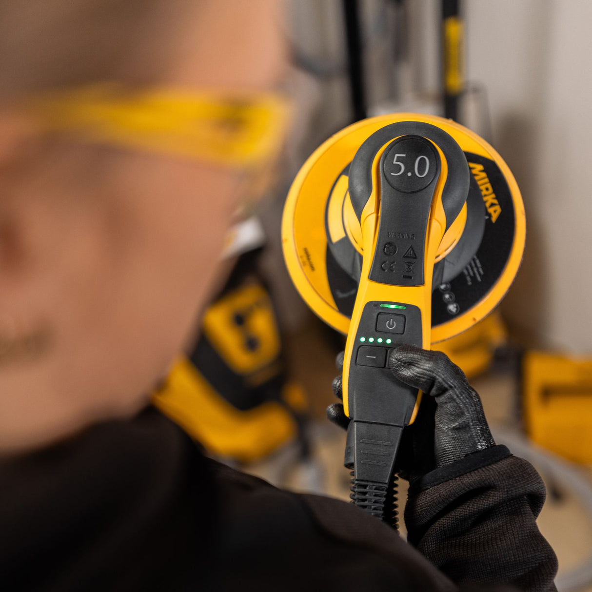 Mirka DEROS II 750CV Held Up