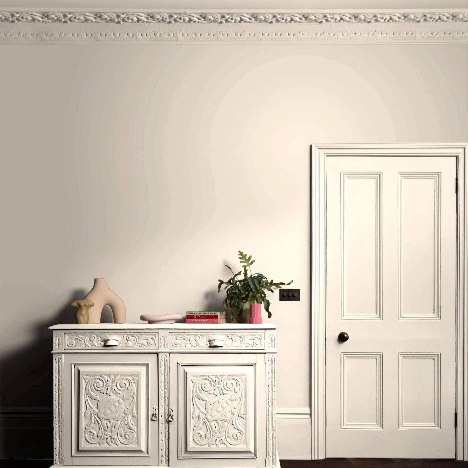 Ronseal Everywhere Almond lifestyle shot